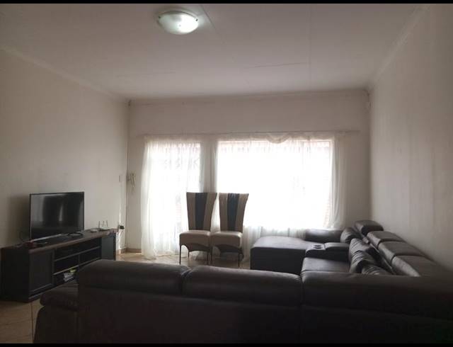 2 BEDROOM TOWNHOUSE FOR SALE IN ROBIN PARK